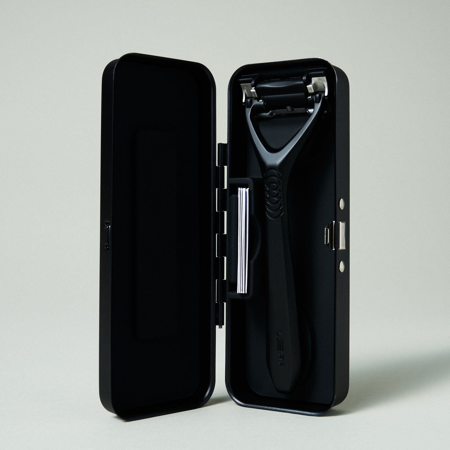 LEAF TWO RAZOR CASE BLACK