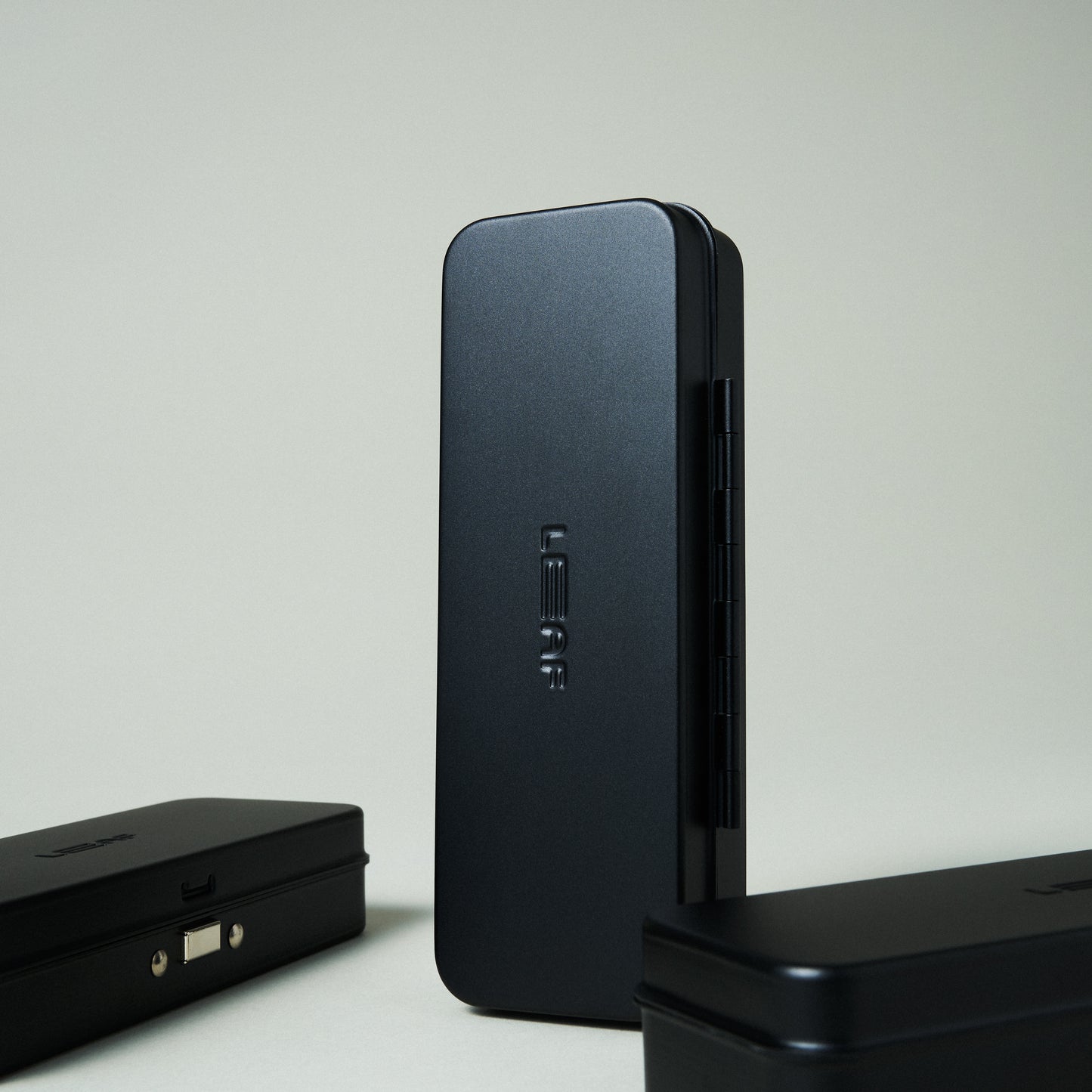 LEAF TWO RAZOR CASE BLACK